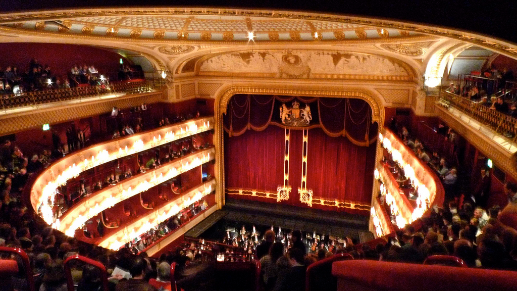 ندوة فن المسرح عبر التاريخ.